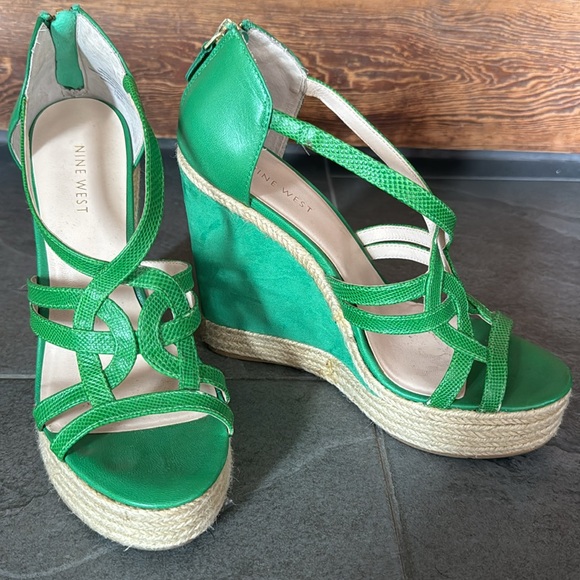 Nine West Green Platform Size 7.5- back platform 5”high- front platform 1”high - Picture 5 of 6
